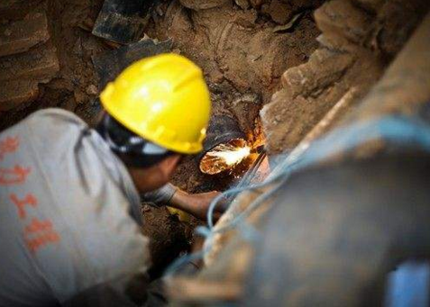 济南ok138cn太阳集团工人在进行二次管网改造工作。（资料图）